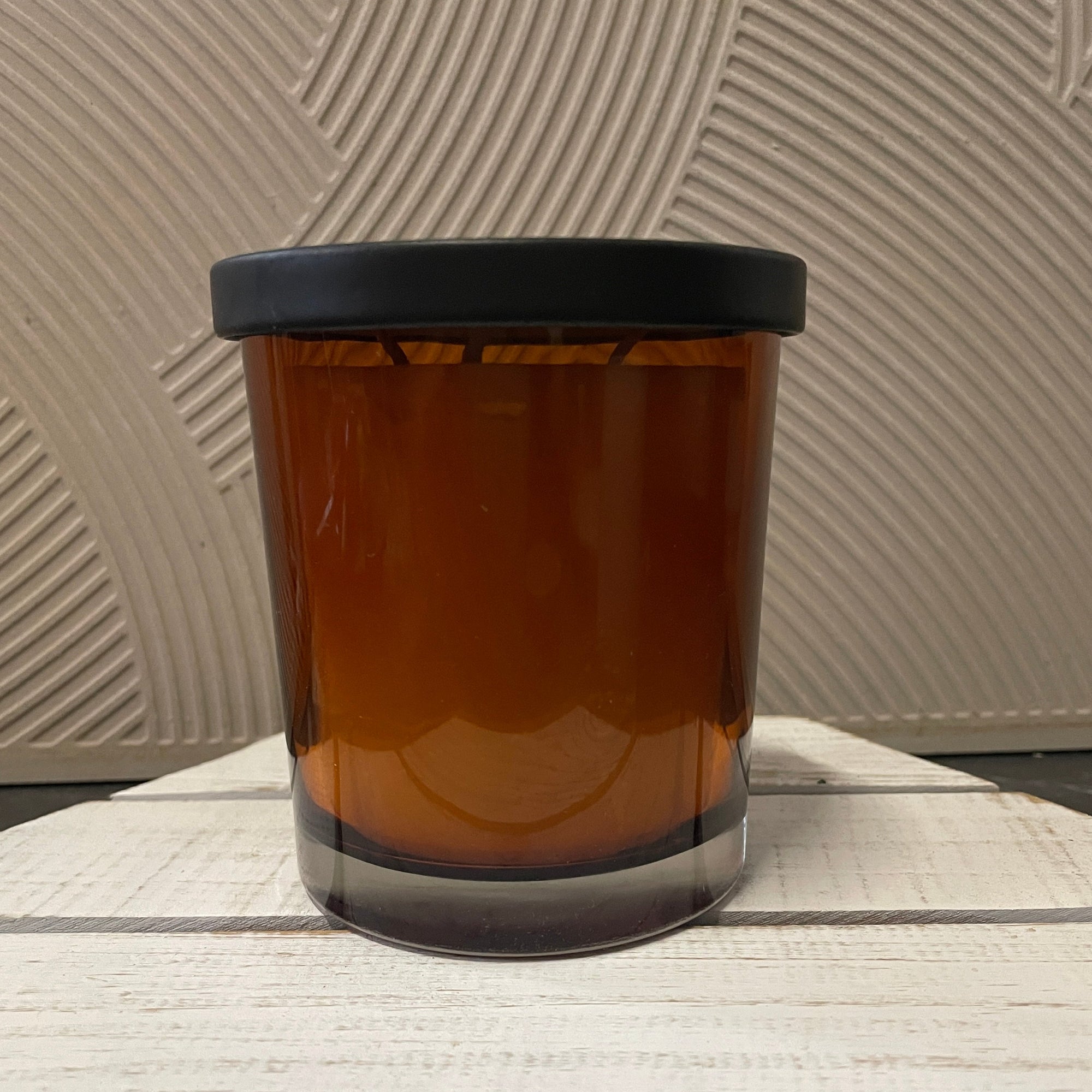 Triple wick candle in amber glass Happy Flame Triple wick candle in Amber glass matt black metal lid