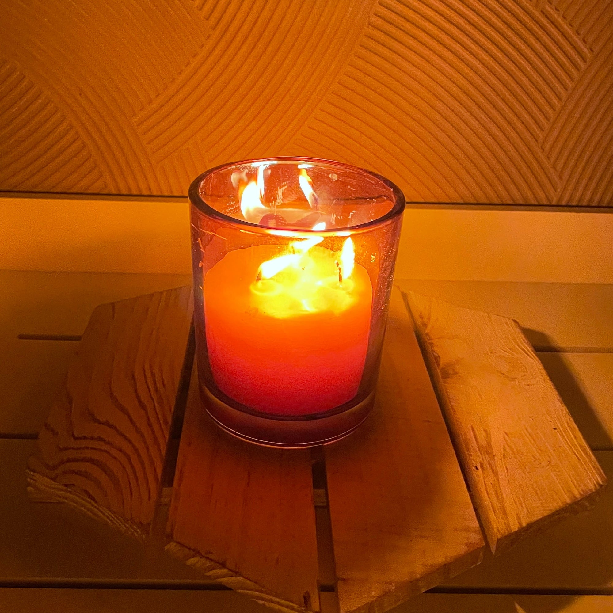 Triple wick candle in amber glass Happy Flame