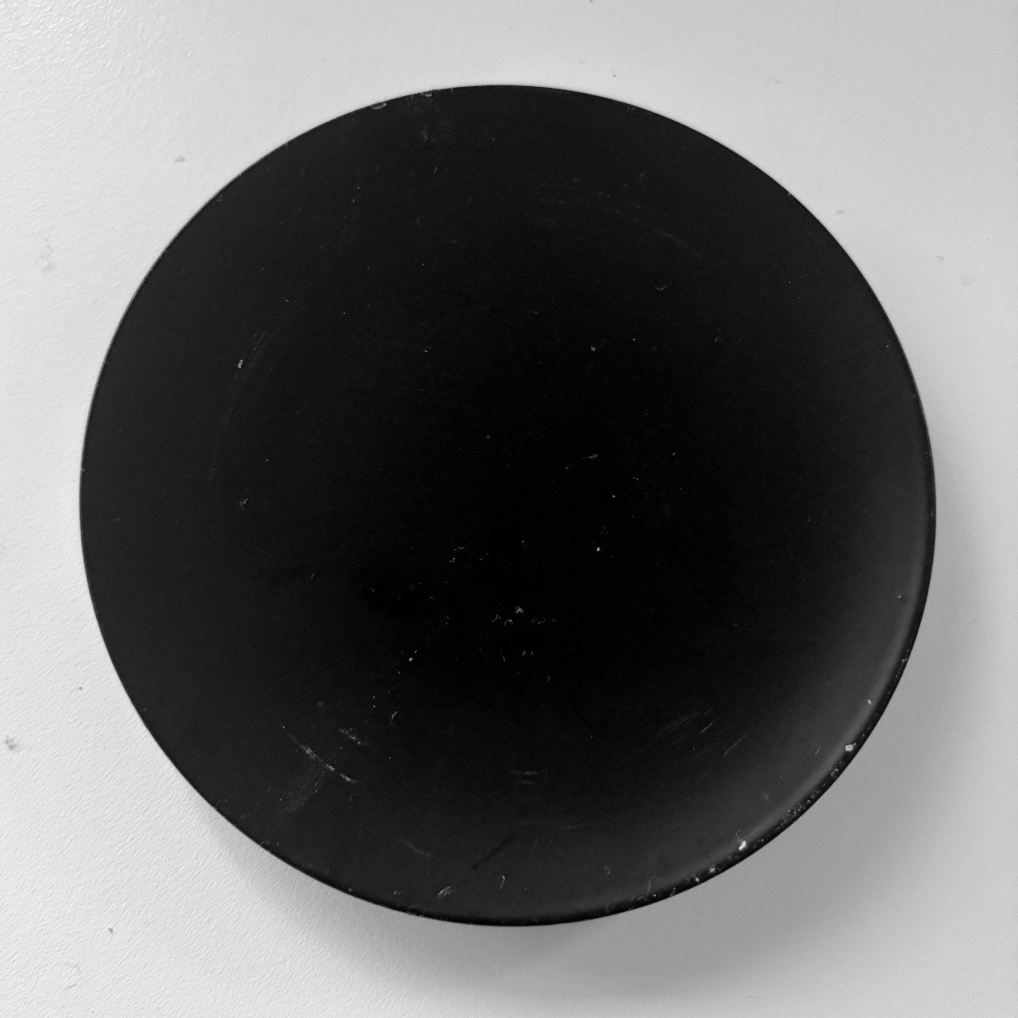 Round black metal candle plate with feet - Happy Flame