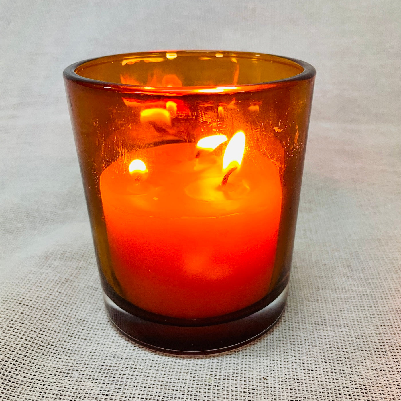 Triple wick candle in amber glass Happy Flame 